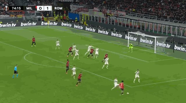 1712872476806078409.gif 阿德利被扑.gif