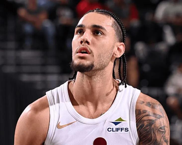 开云体育-骑士113-109活塞2喜2忧！泰森惊喜，替补攻守兼备，阿伦遭膝伤！